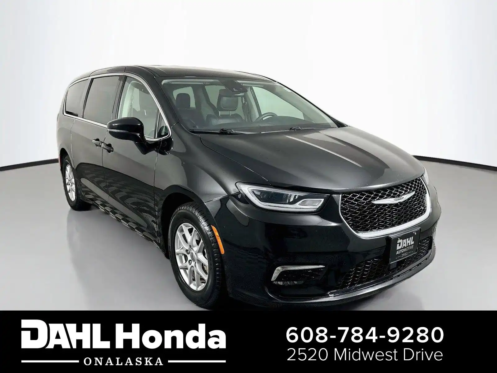 2024 Chrysler Pacifica Touring L's photo
