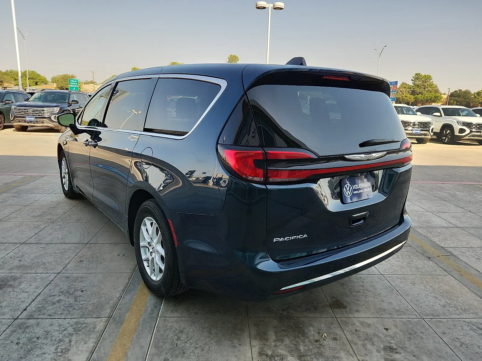 2023 Chrysler Pacifica Touring L photo 4