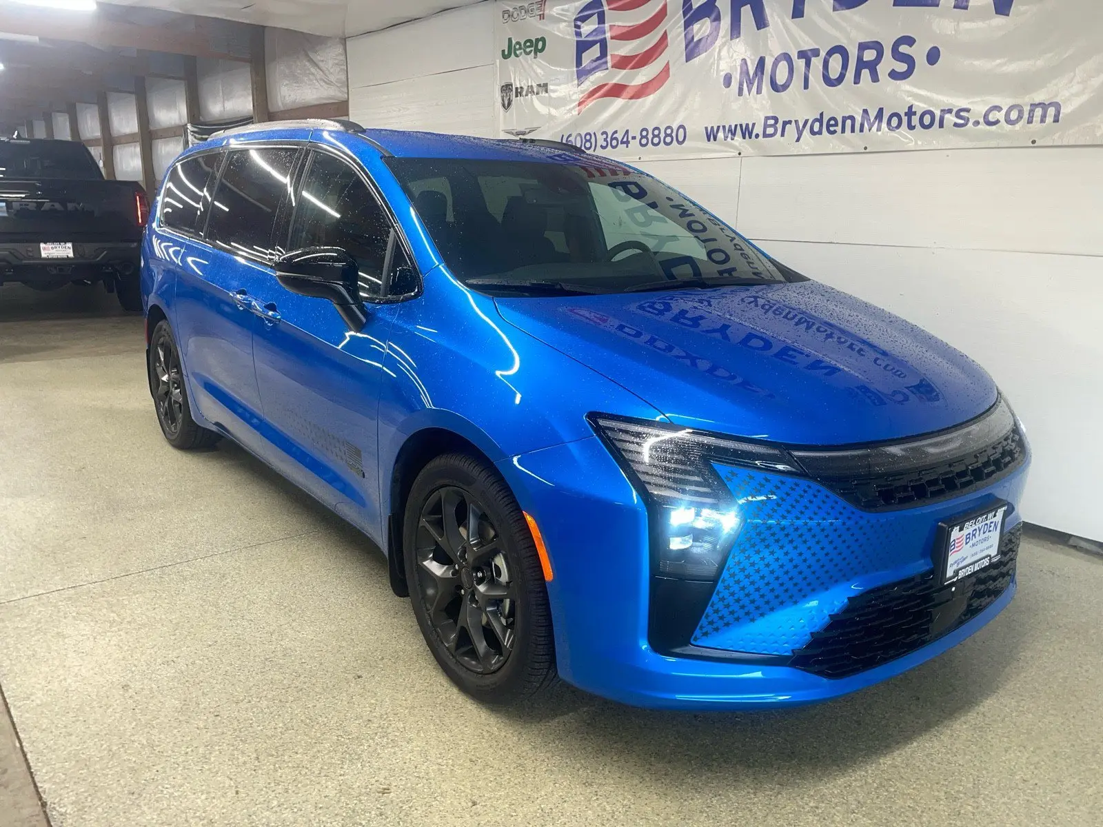 2027 Chrysler Pacifica Select photo 3