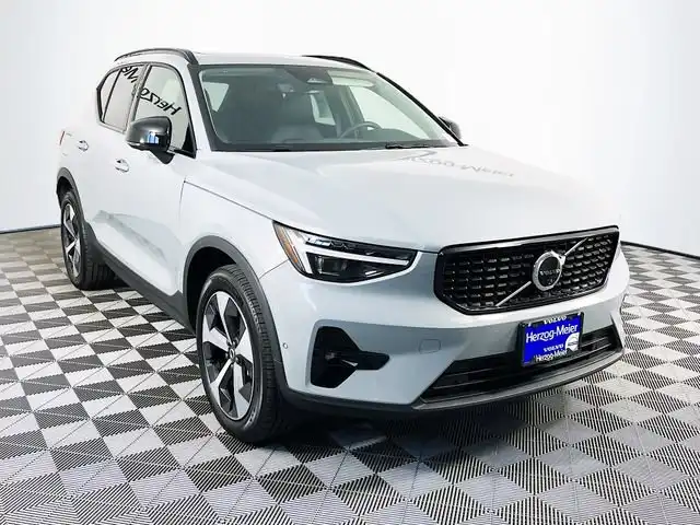 2026 Volvo XC40 B5 Plus Dark AWD's photo