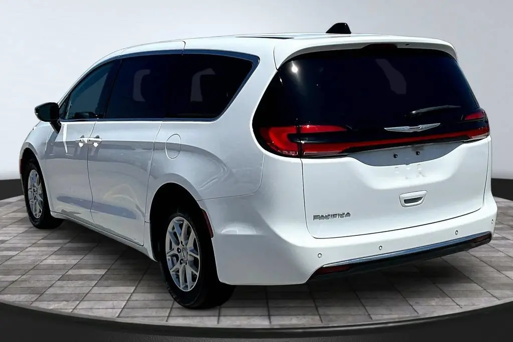 2025 Chrysler Pacifica Select photo 5