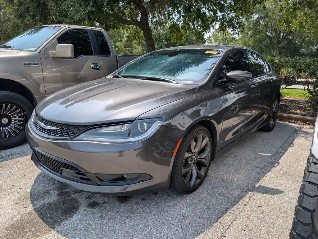 2016 Chrysler 200 S's photo