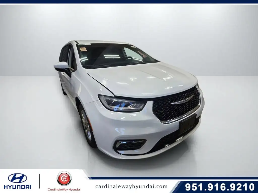 2023 Chrysler Pacifica Touring L's photo