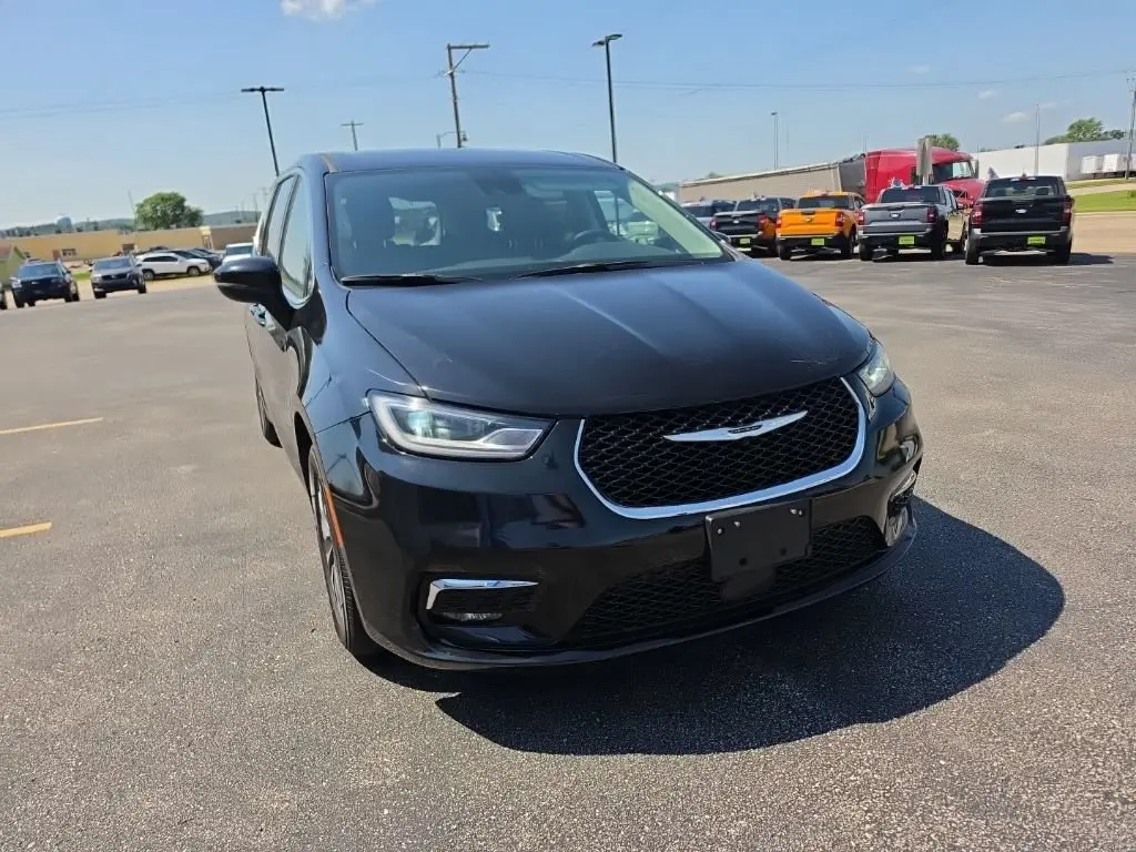 2024 Chrysler Pacifica Hybrid PHEV Select photo 3