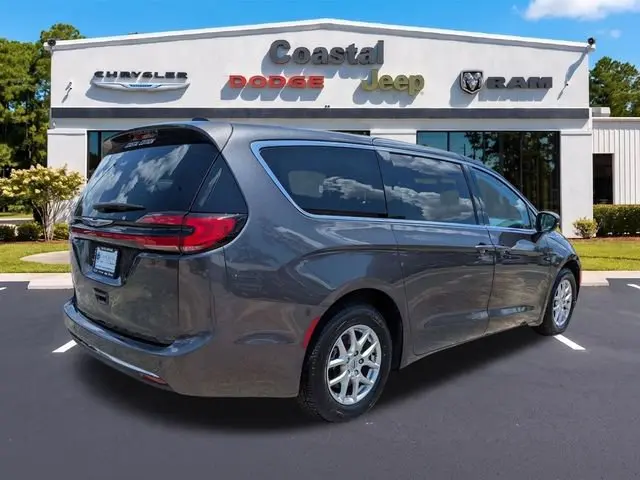 2023 Chrysler Pacifica Touring L photo 4