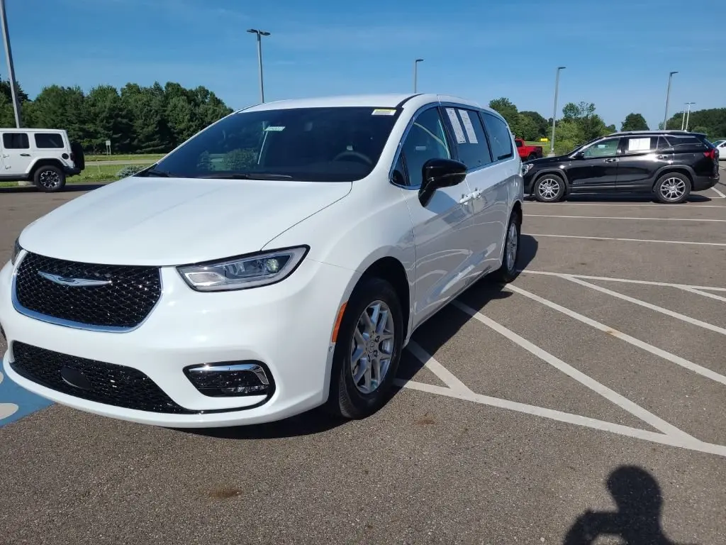 2025 Chrysler Pacifica Select photo 4