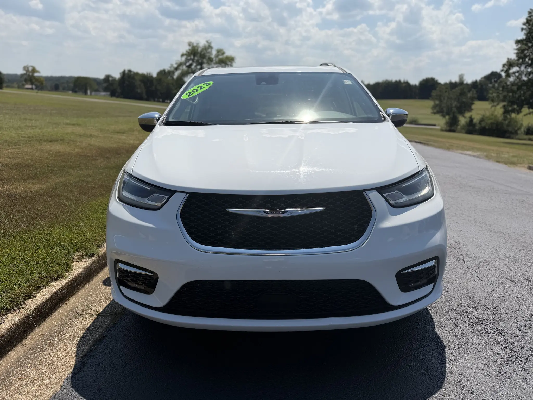 2023 Chrysler Pacifica Limited photo 3
