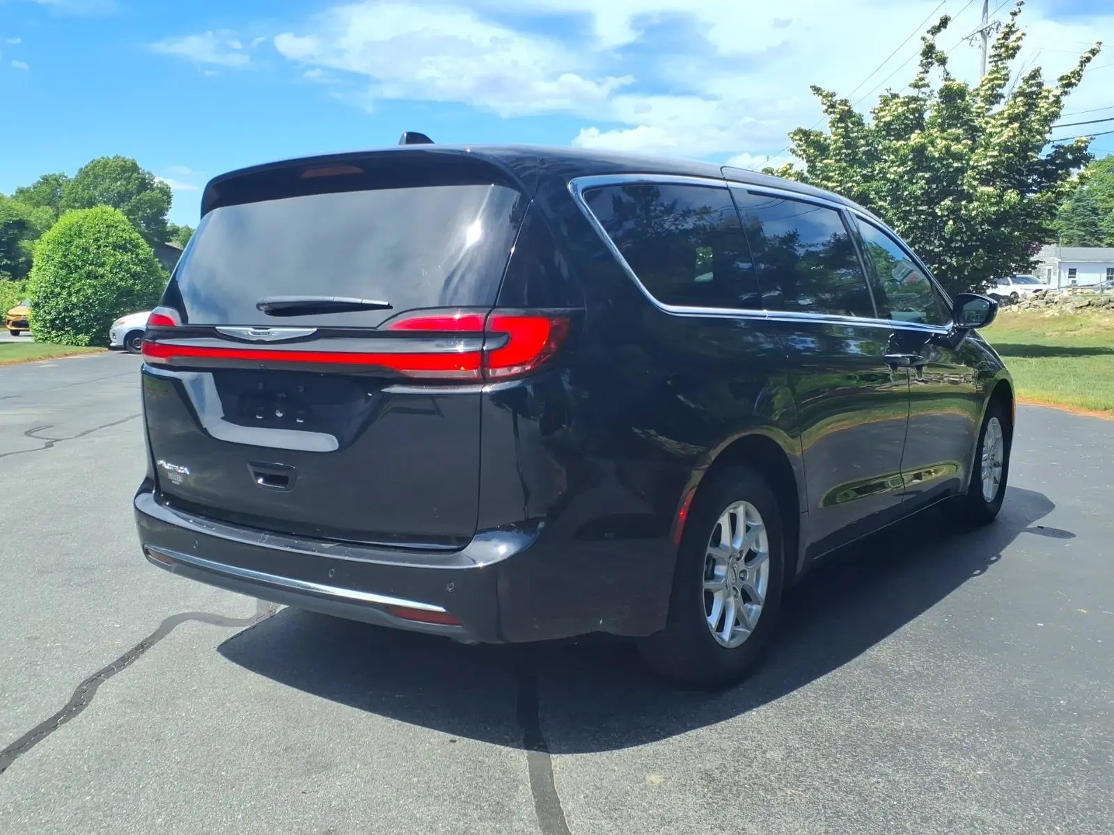 2025 Chrysler Pacifica Select photo 3