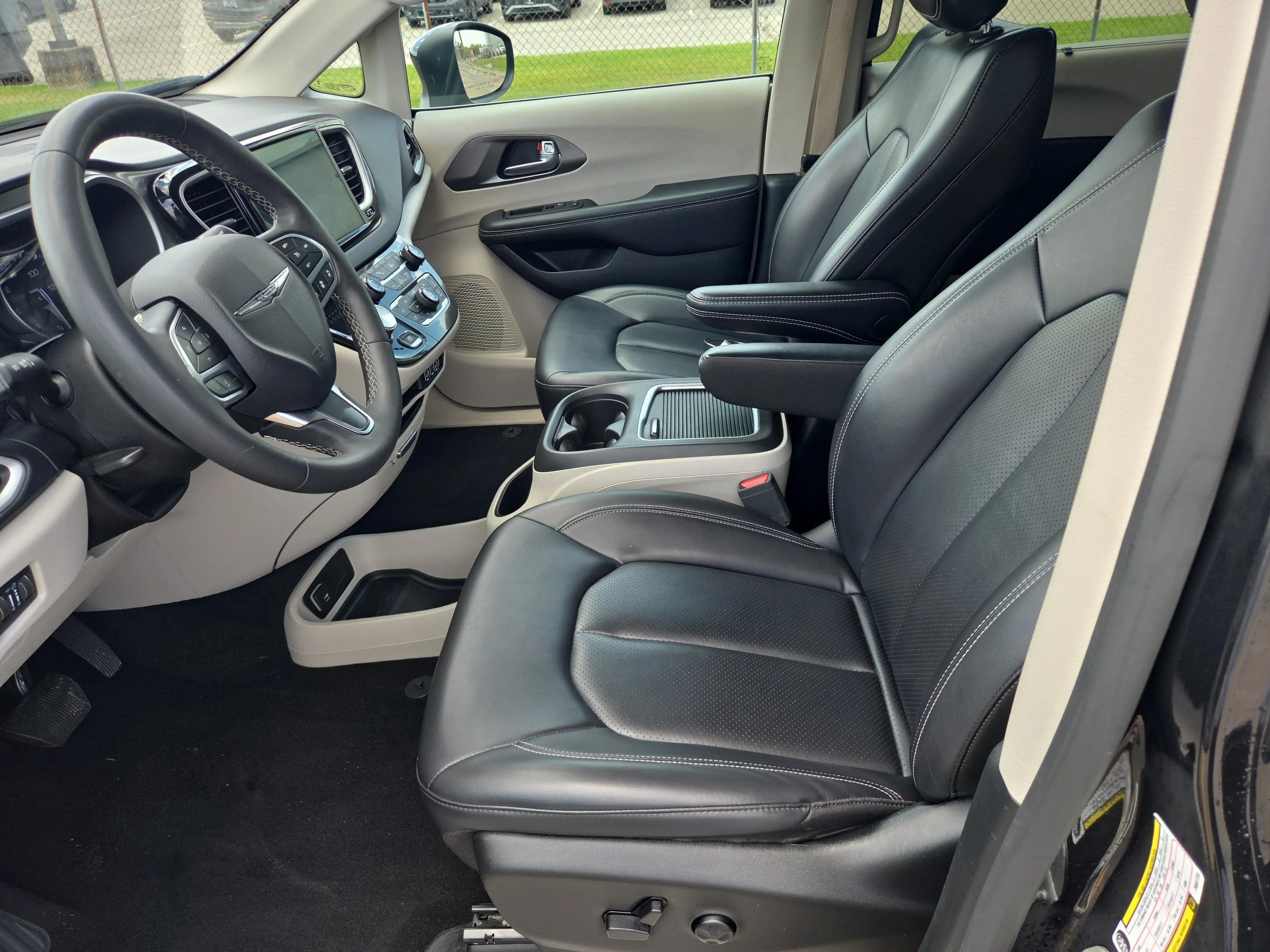 2023 Chrysler Pacifica Touring L photo 5