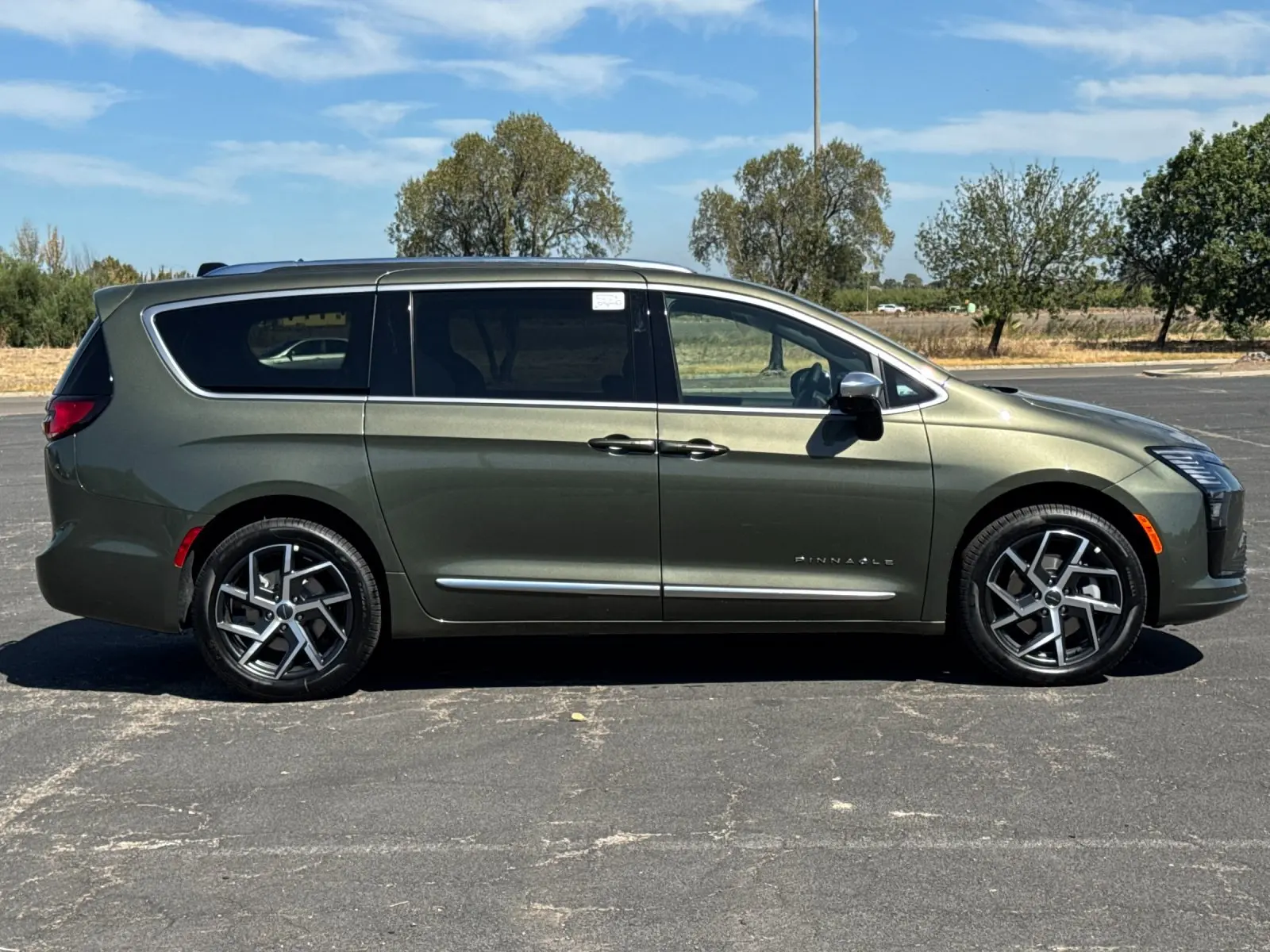 2027 Chrysler Pacifica Pinnacle AWD photo 3