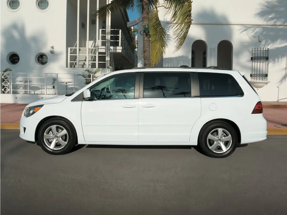 2010 Volkswagen Routan 3.8L SE's photo