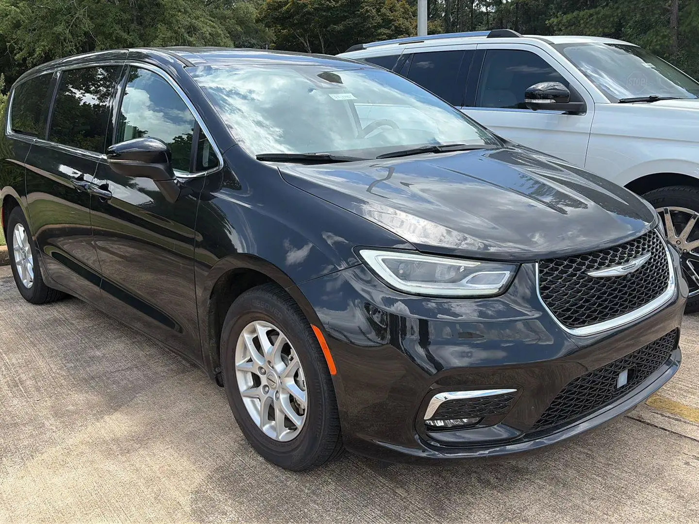 2023 Chrysler Pacifica Touring L's photo