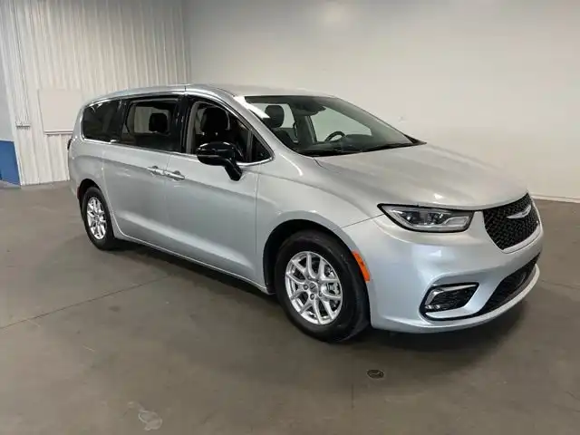 2024 Chrysler Pacifica Touring L's photo