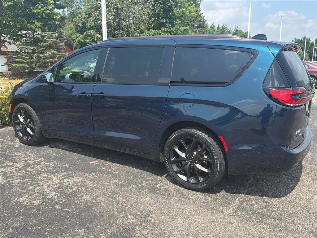 2023 Chrysler Pacifica Touring L AWD photo 4