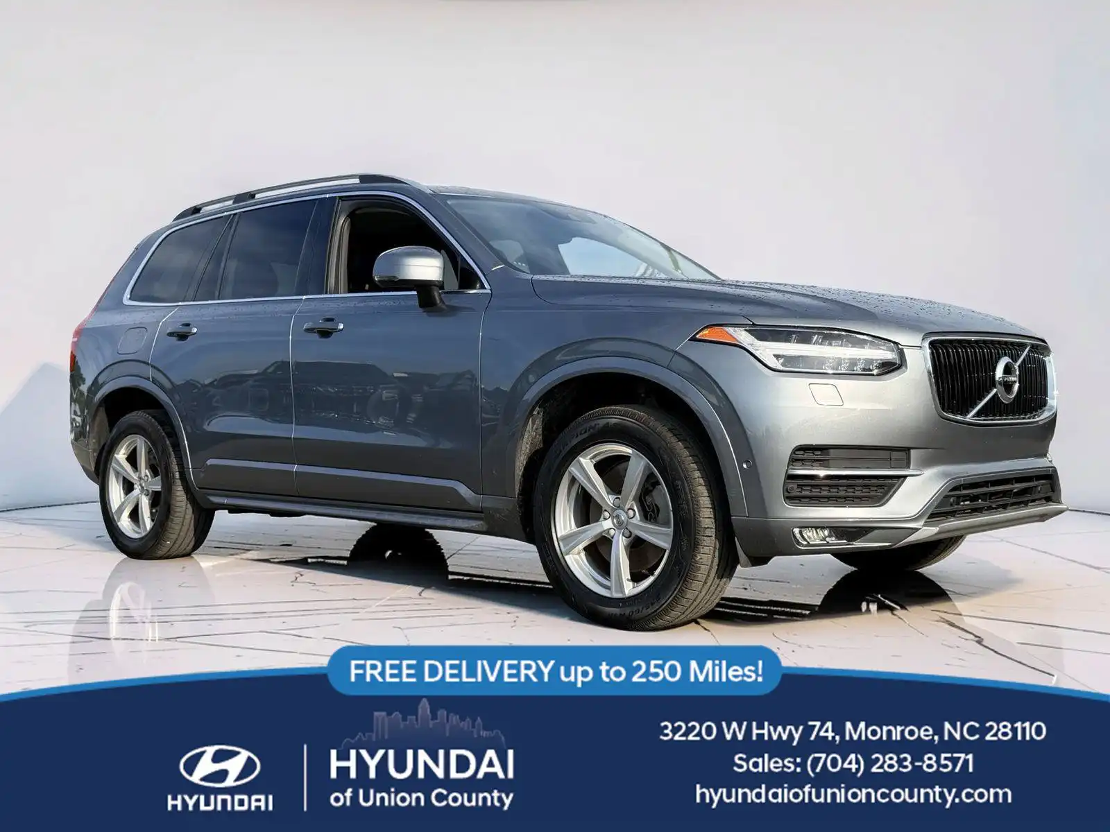 2016 Volvo XC90 T5 AWD Momentum's photo