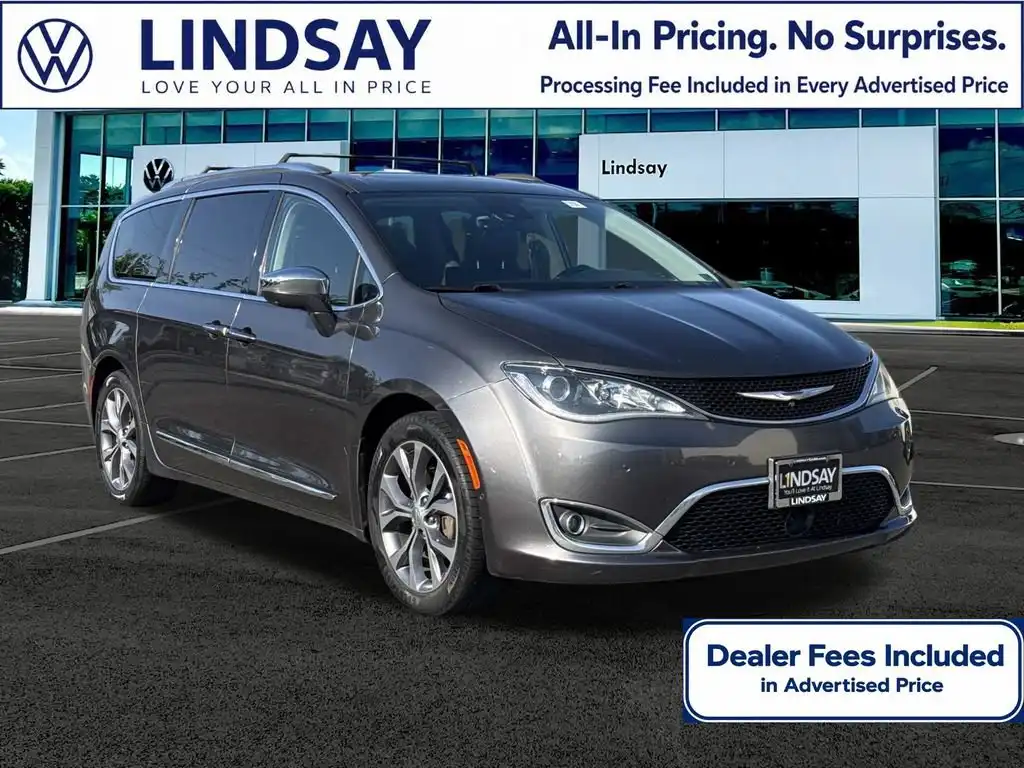 2017 Chrysler Pacifica Limited's photo