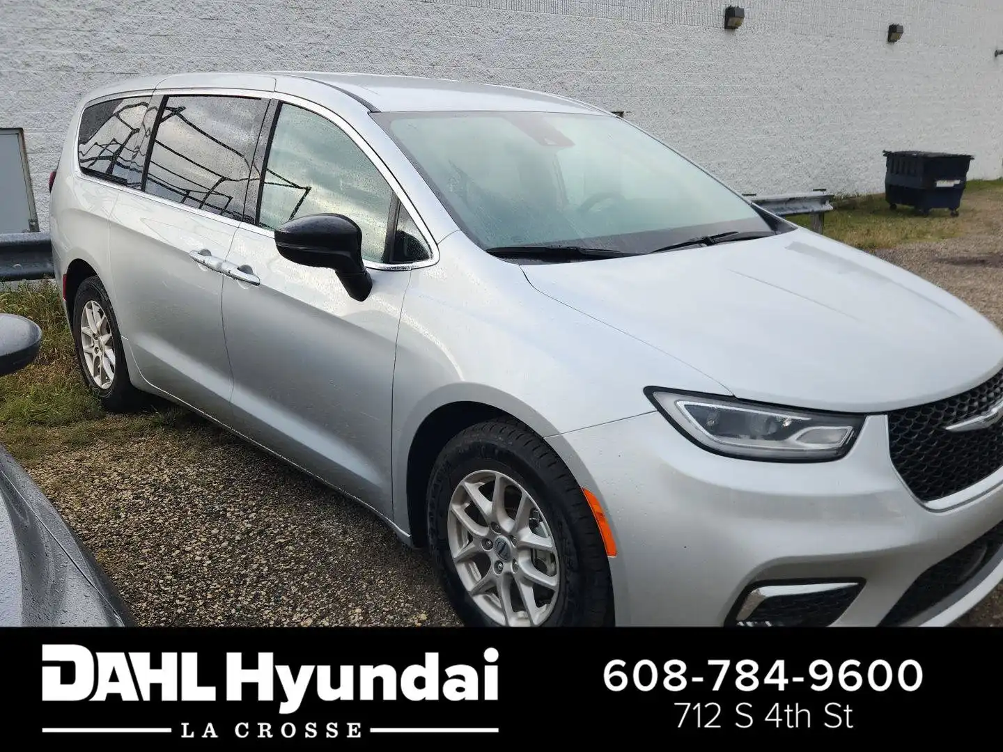 2024 Chrysler Pacifica Touring L's photo