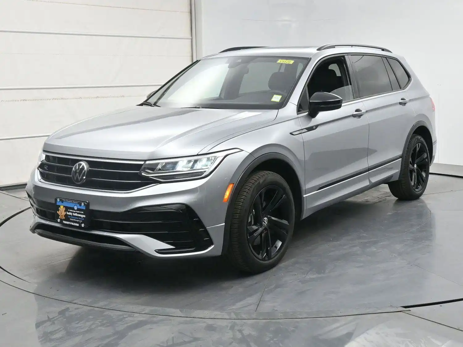 2024 Volkswagen Tiguan 2.0T SE R-Line Black 4Motion's photo
