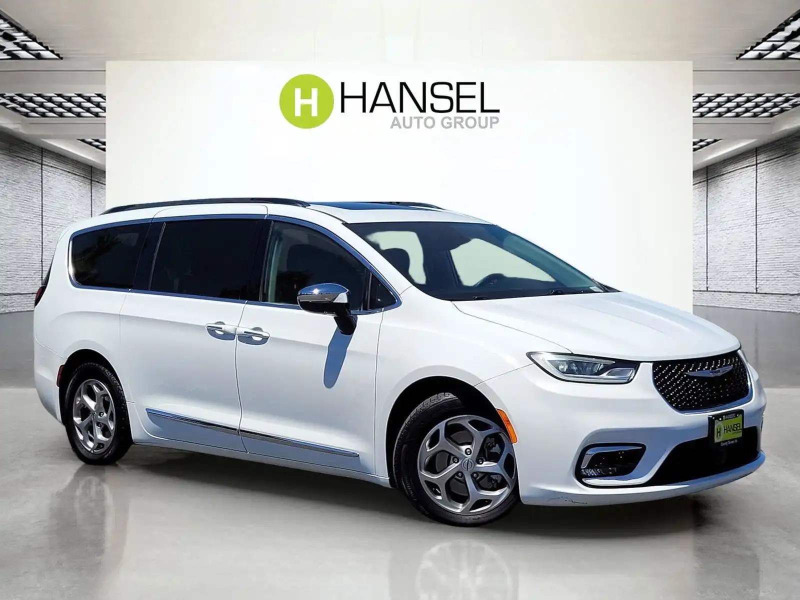 2023 Chrysler Pacifica Limited's photo