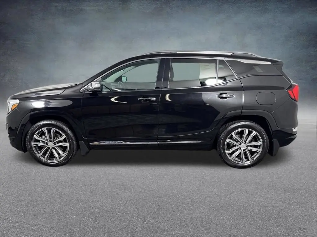 2020 GMC Terrain Denali AWD photo 3