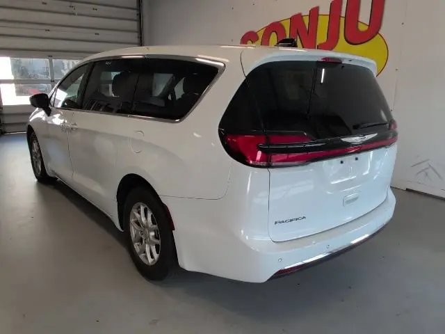 2025 Chrysler Pacifica Select photo 3