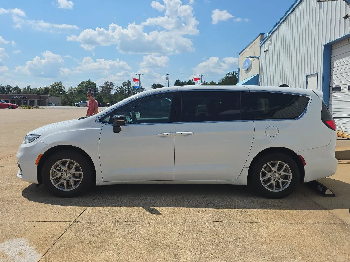 2025 Chrysler Pacifica Select photo 3