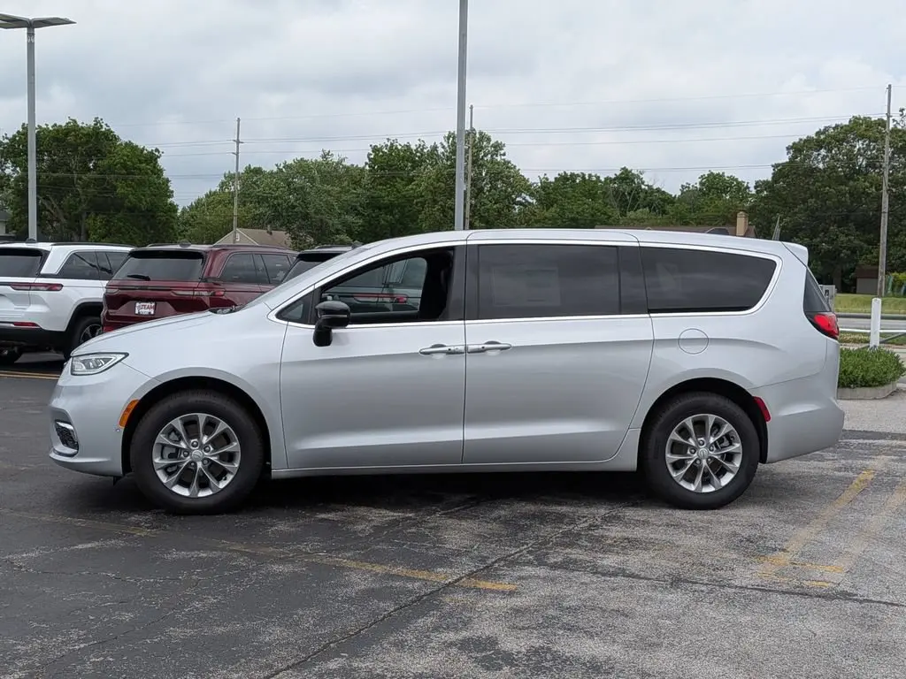 2026 Chrysler Pacifica Select AWD photo 4