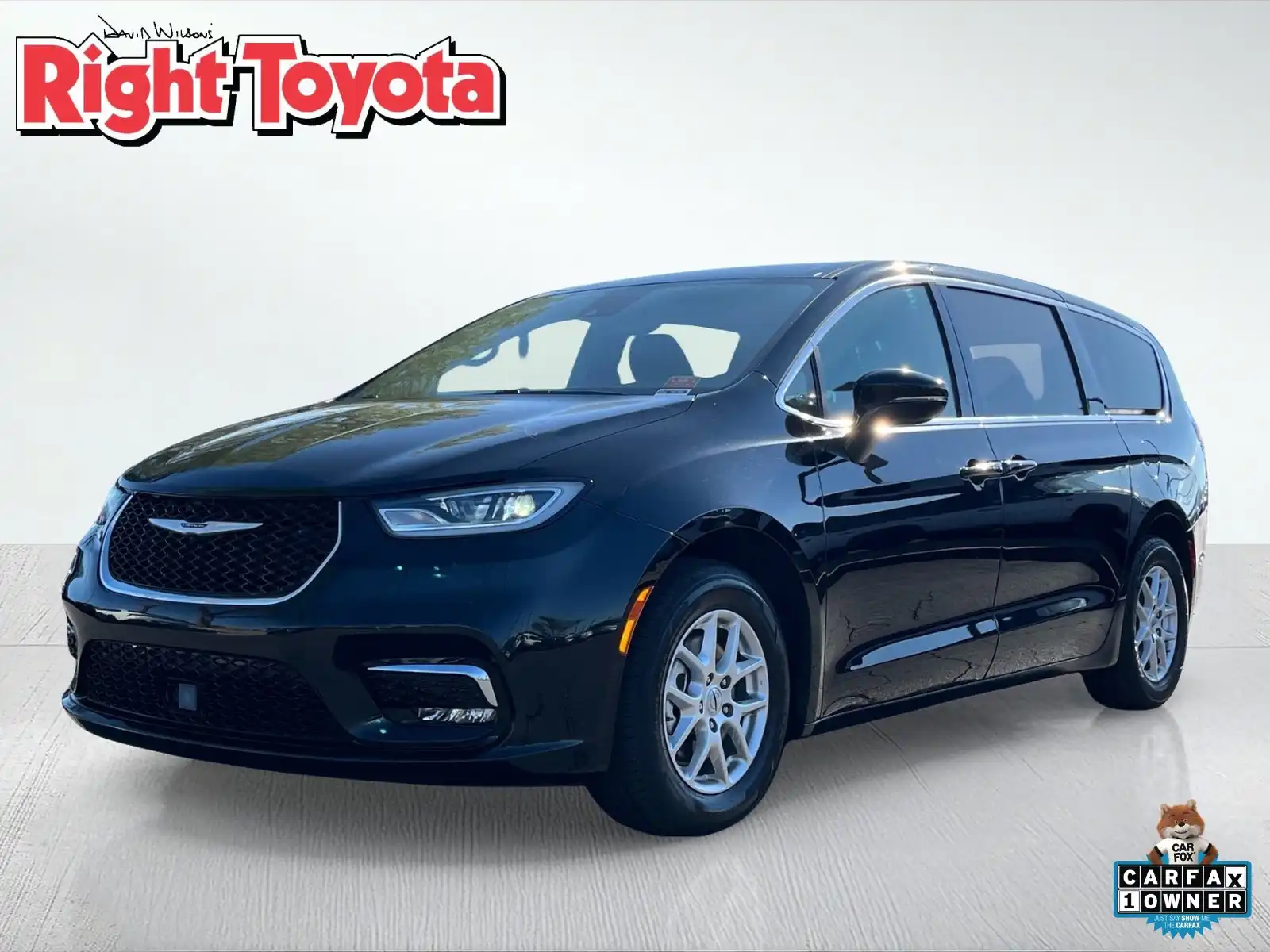 2025 Chrysler Pacifica Select's photo