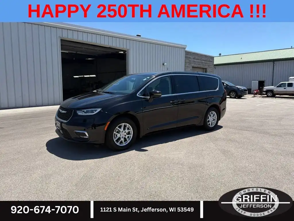 2024 Chrysler Pacifica Touring L's photo