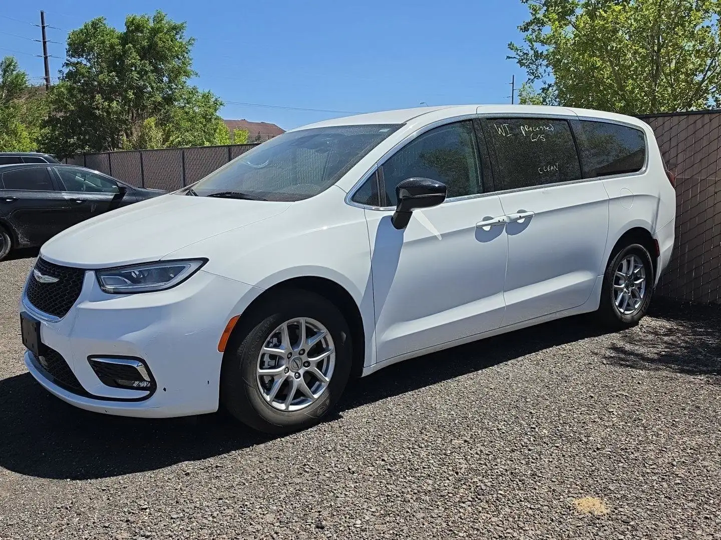 2024 Chrysler Pacifica Touring L's photo