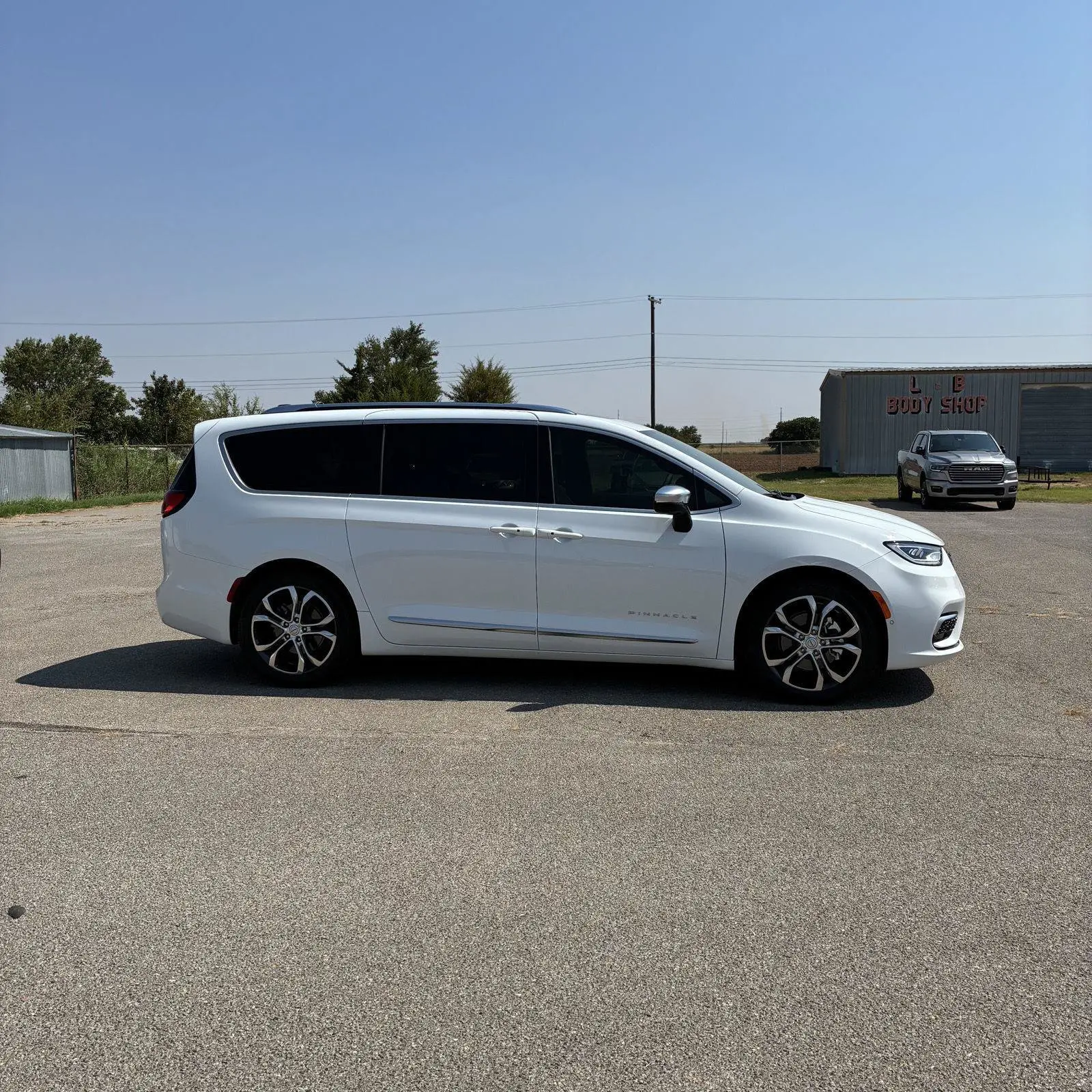 2026 Chrysler Pacifica Pinnacle photo 4