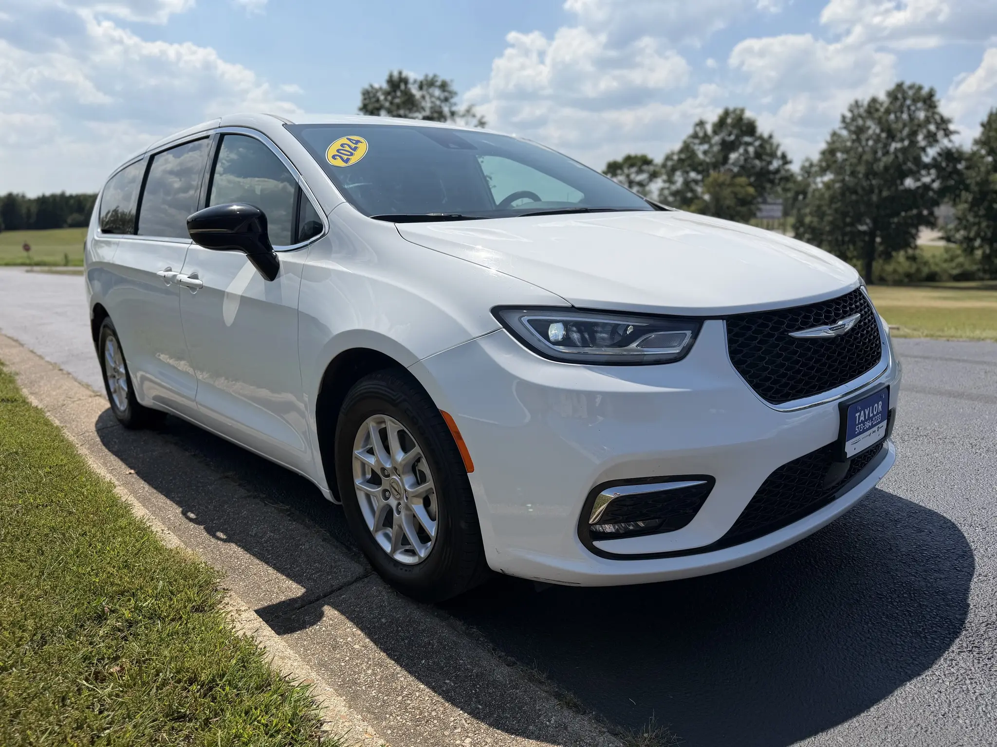 2024 Chrysler Pacifica Touring L photo 4