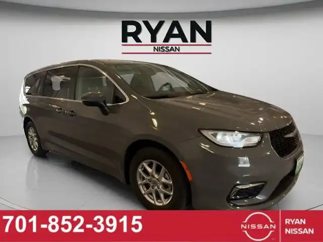 2023 Chrysler Pacifica Touring L's photo