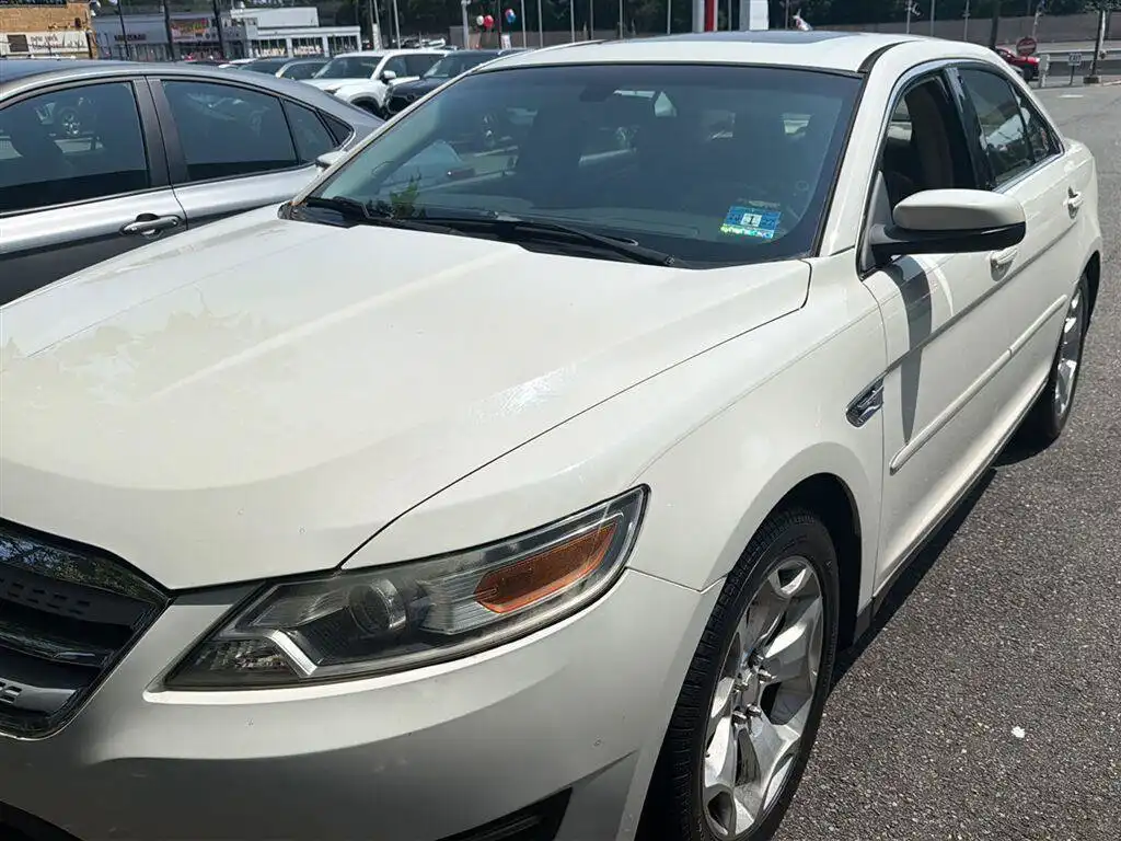 2010 Ford Taurus SEL FWD's photo