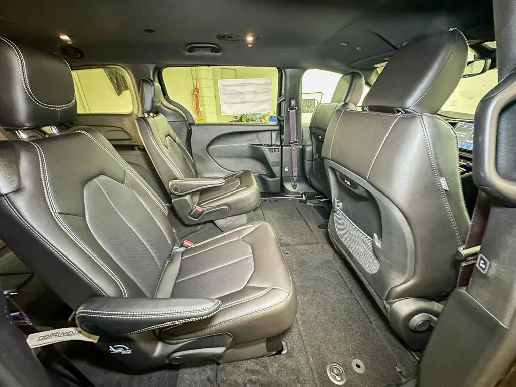 2027 Chrysler Pacifica Select AWD photo 4