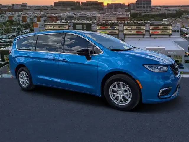 2026 Chrysler Pacifica Select's photo