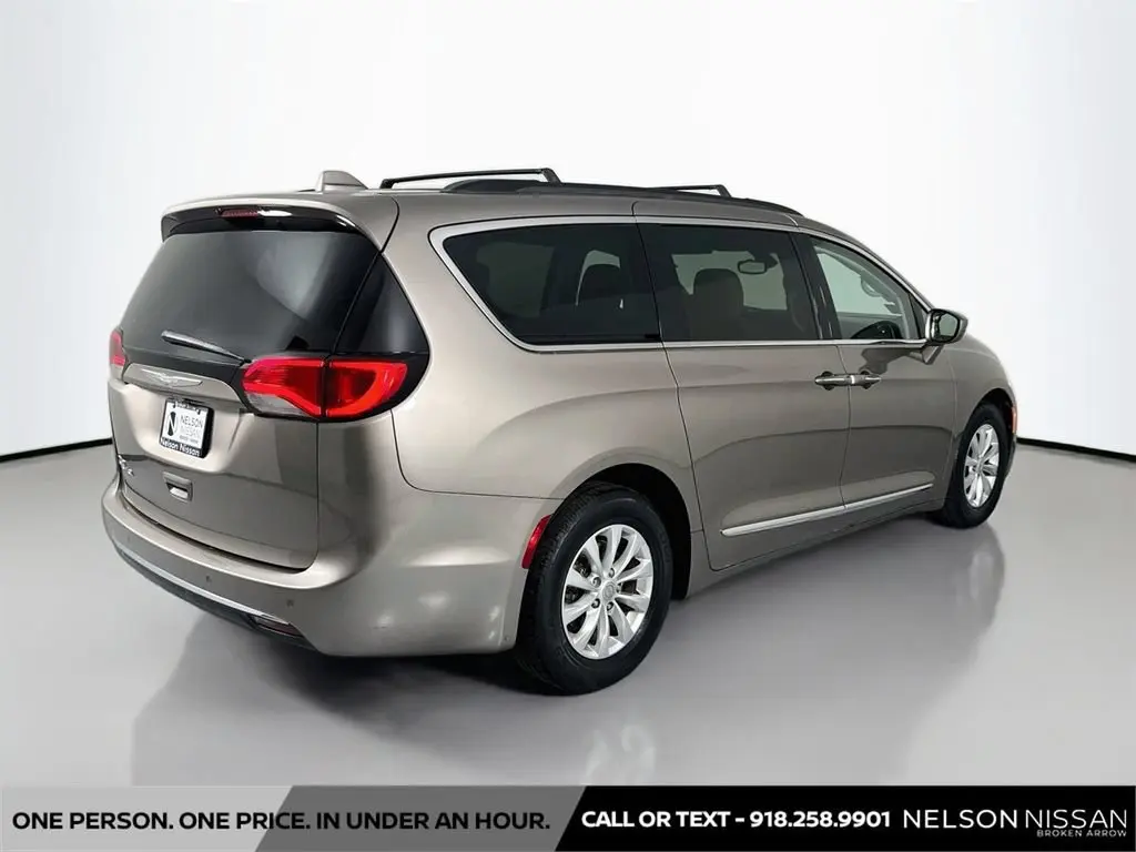 2017 Chrysler Pacifica Touring L photo 5