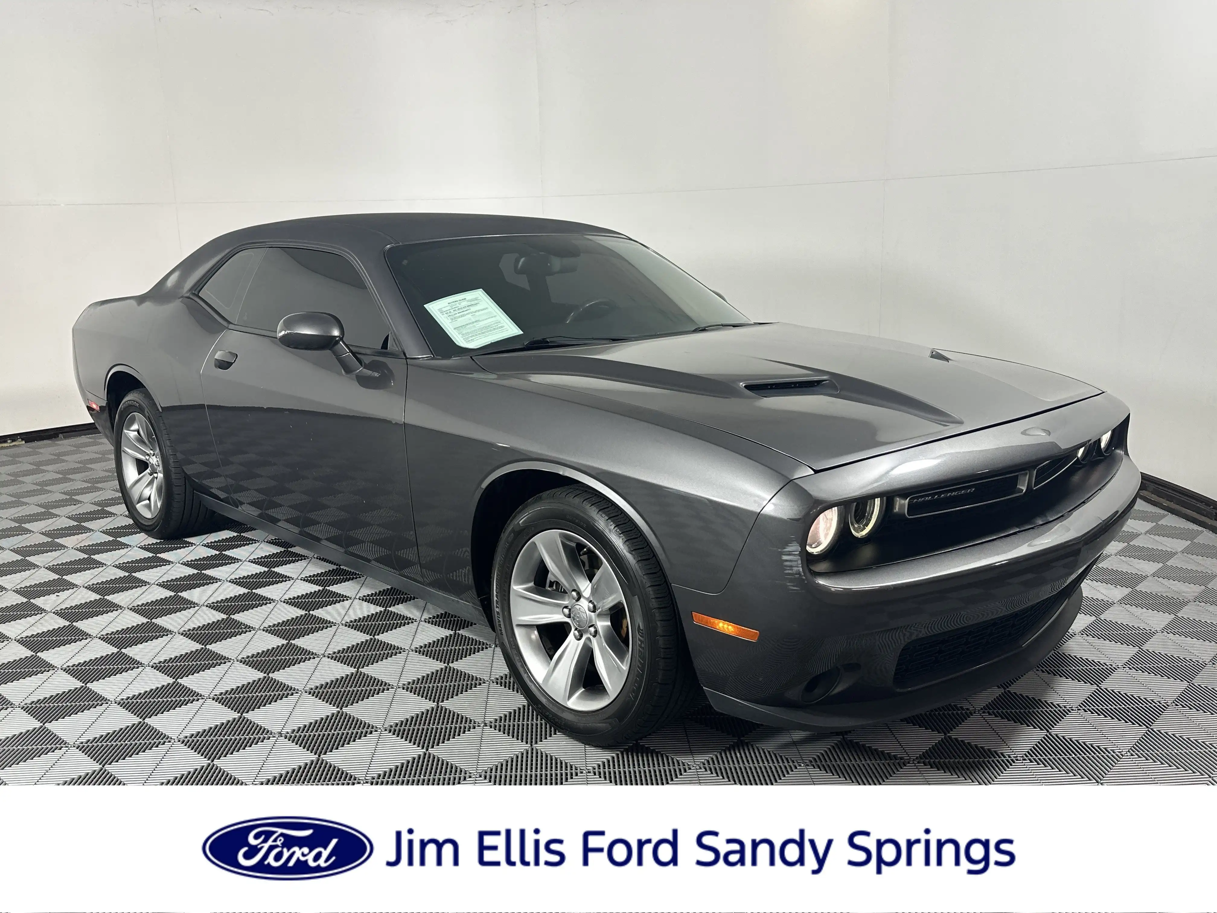 2015 Dodge Challenger SXT's photo