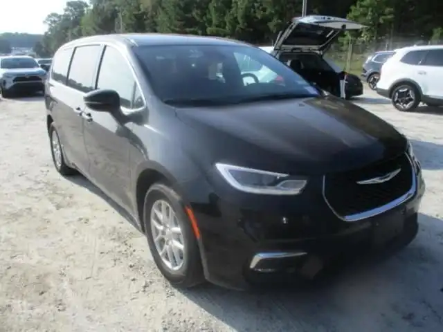 2025 Chrysler Pacifica Select's photo