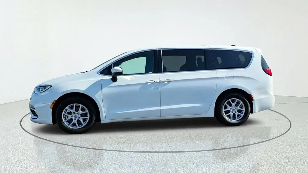 2023 Chrysler Pacifica Touring photo 4