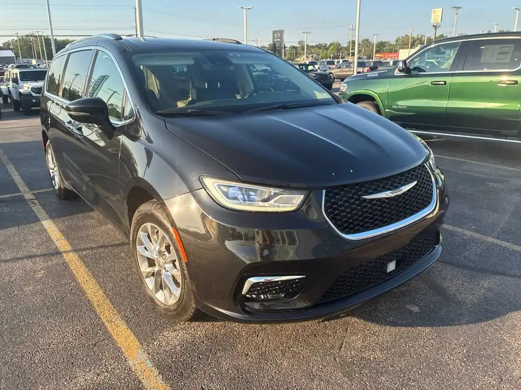 2021 Chrysler Pacifica Touring L's photo