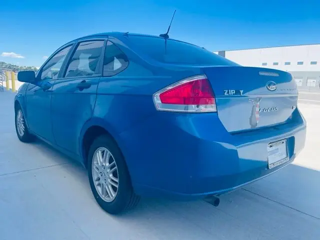 2010 Ford Focus SE photo 4
