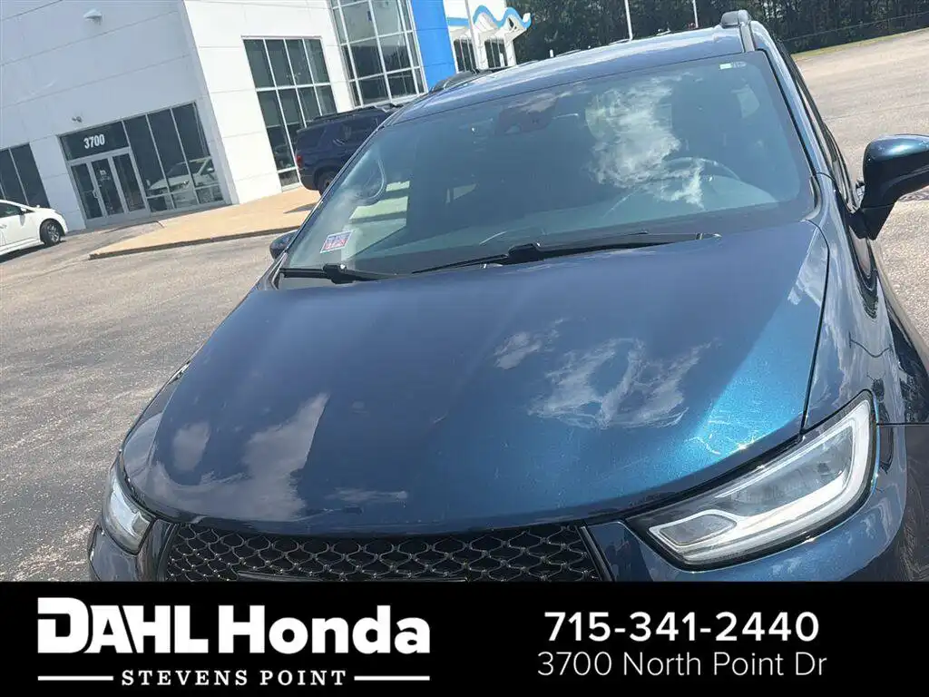 2023 Chrysler Pacifica Touring L AWD's photo
