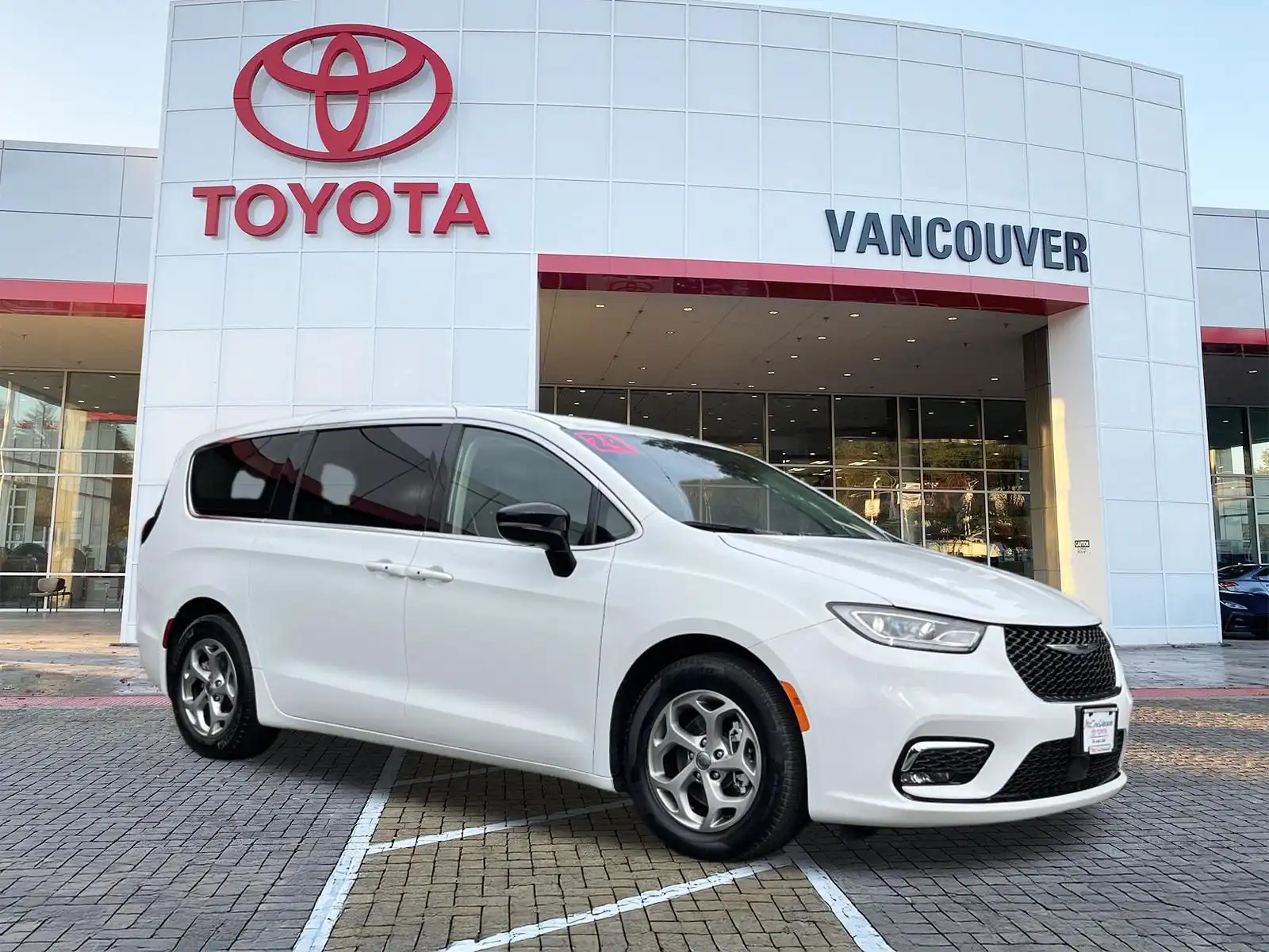 2024 Chrysler Pacifica Limited's photo