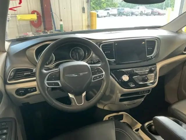 2023 Chrysler Pacifica Touring L photo 4