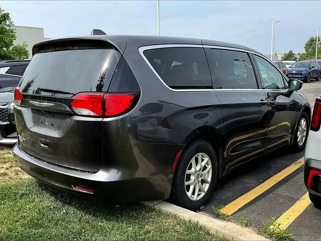 2017 Chrysler Pacifica Touring photo 4