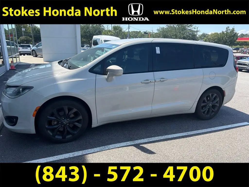 2020 Chrysler Pacifica Touring photo 3