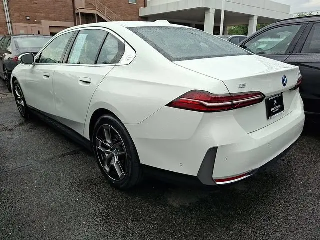 2024 BMW i5 eDrive40 Sedan photo 3