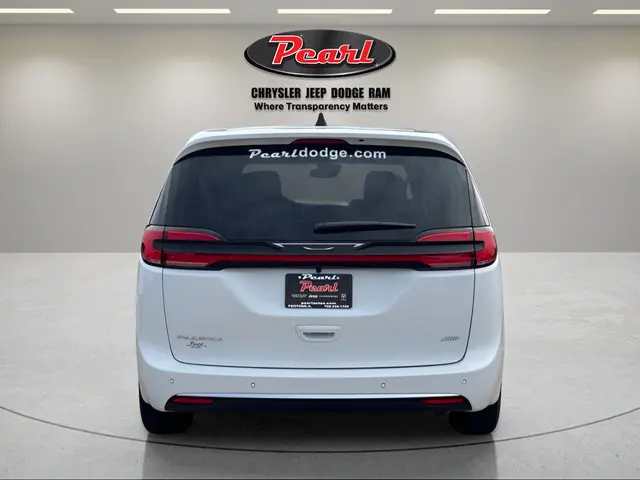 2027 Chrysler Pacifica Select AWD photo 4