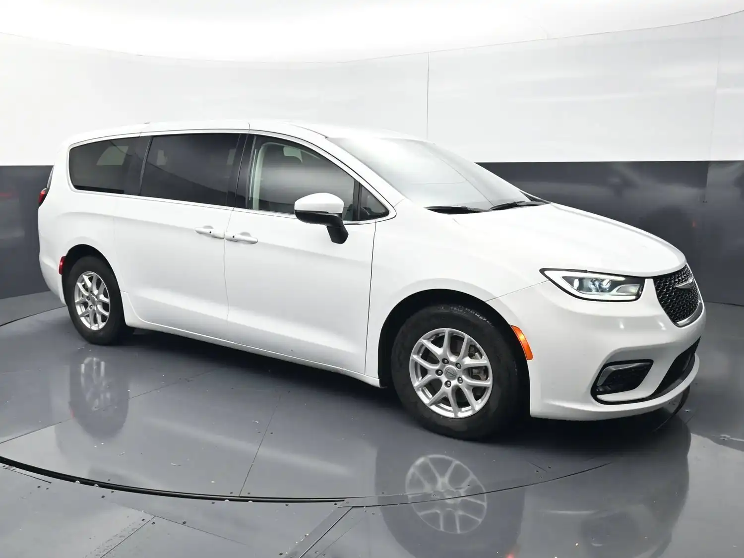 2023 Chrysler Pacifica Touring L's photo
